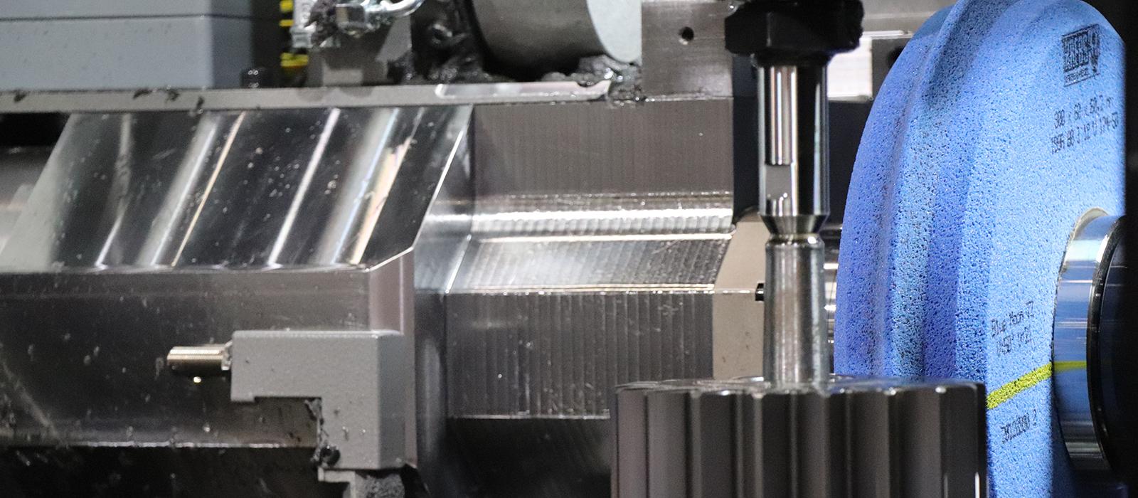 Bild på profilslipskiva som bearbetar ett kugghjul