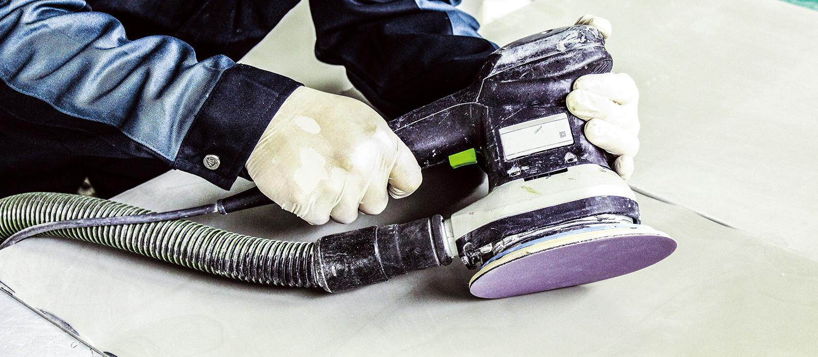 Bild på person som arbetar med kardborrerondeller