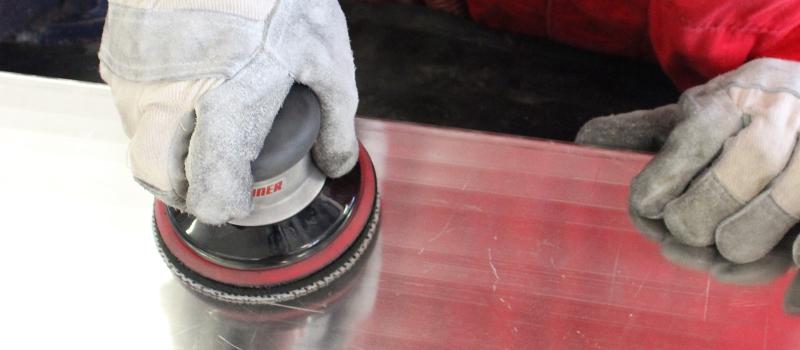 Bild på person som bearbetar en detalj med kardborrerondell