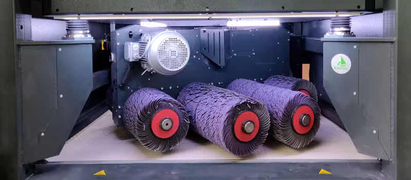 Bild på slipduksvalsar i Rotoflex avgradningsmaskin M1350 från EMC